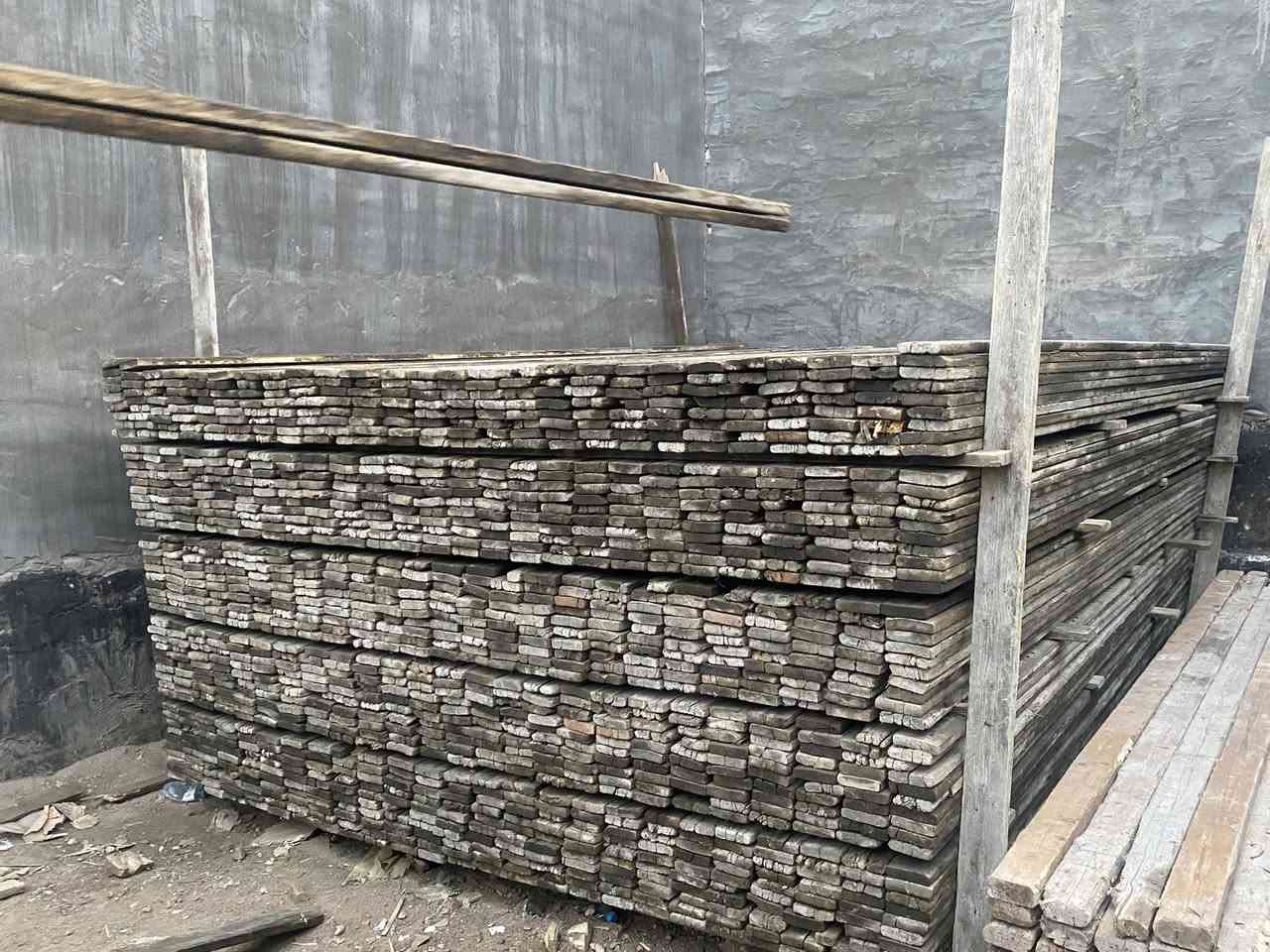 للبيع لوح طول ٤ متر +لوح طول ٣ متر وسير ٣ متر 
العنوان حله 
***********
