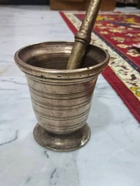 للبيع هاون بغدادي مخطط قديم، نحاس ثقيل مع المدقّة الأصلية، طول 19 سم، ...