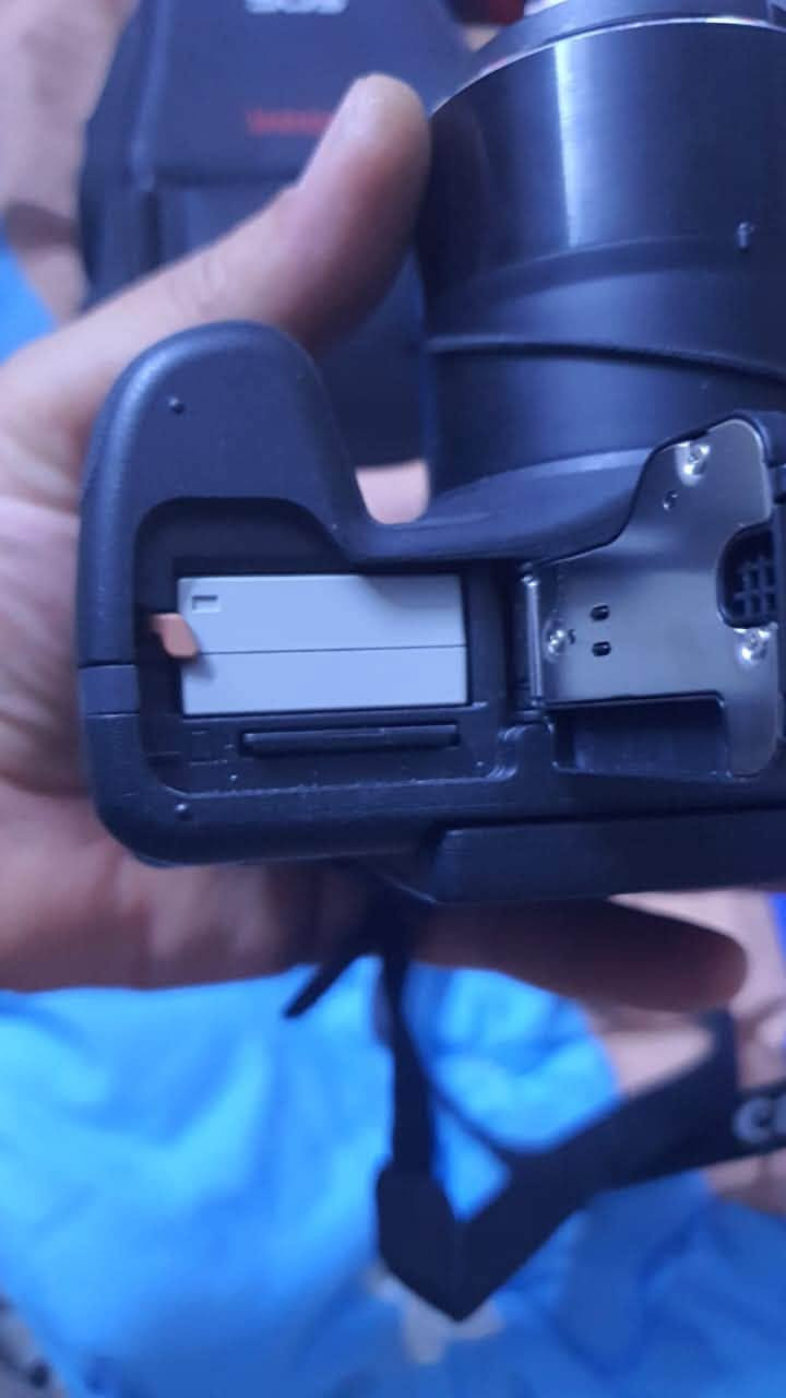 للبيع: كاميرا كانون Canon SX60 HS (عملاق الزوم) نظافة 90% 📸
السلام عليكم، للبيع كاميرا Canon PowerShot SX60 HS الغنية عن التعريف، بحالة ممتازة جداً ونظيفة بنسبة 90% (استخدام نظيف ومحافظ عليها). الكاميرا مثالية لتصوير الطبيعة، القمر، وصناع المحتوى.
💡 أهم المواصفات المباشرة:
 زوم خارق 65x يصور أدق التفاصيل من مسافات بعيدة جداً.
 دقة صور 16.1 ميجابكسل مع فيديو بدقة Full HD 60fps.
 شاشة متحركة بالكامل (ممتازة للفلوغات والسيلفي).
 تدعم Wi-Fi و NFC لنقل الصور فوراً للموبايل.
 تحتوي على منفذ مايك خارجي (ميزة أساسية للمحتوى واليوتيوب).
📦 الملحقات: البطارية الأصلية، الشاحن الأصلي، حزام الكاميرا، و[اكتب هنا إذا كان معها حقيبة أو ذاكرة].
 الحالة: شغال 100% وبدون أي عيوب، والفحص حق للمشتري.
 السعر: [225 الف ]
 الموقع: [ديوانية / كربلاء ]
 للتواصل: [مراسلة الخاص او واتساب ***********]
