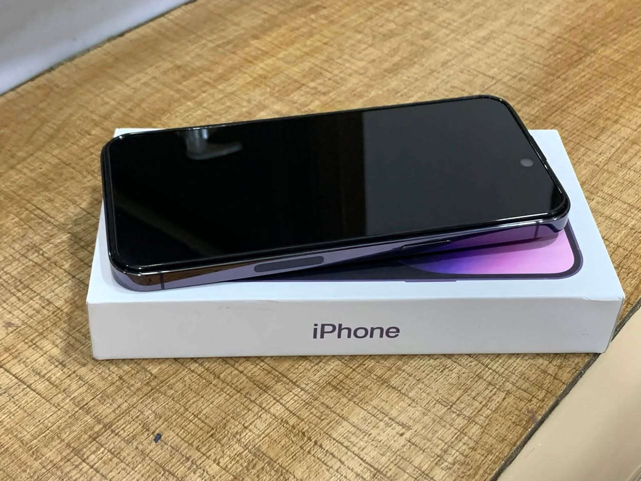 سلام عليكم 14 برو ماكس  ذاكرة 256 بطاريه 99 جهاز أمريكي  بي فطر بل ضهر فقط الباقي مكفول سعره 850 الف مكان مدينه الصدر  ***********
