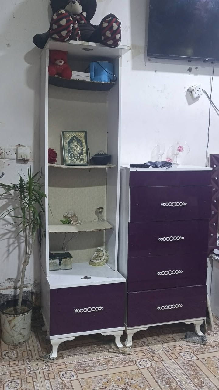 سلام عليكم غرفه تركيه  تسع قطع سعر ٤٥٠ لاتصال الرقم ***********
الجربايه كلشي نضيف بيه ما عدا الجربايه مثبيتنه من جوا طبوكات وحاطين حديداتها وخشب مخليله وثابته ابد ماطيح 
اما الكنتور دواخله كلهن سلامات ونضيف فقط من جوا طايحه الخشبه وخلينله طابوكه بس حتى لو ماتخلون يثبت 
وميز لمرايه نضيف والزاويه نضيفه كلش وياها مرايه طويل مفلتينه وموجوده والتابوت نضيف ولميز ابو اربع جرارات نضيف هم ومالت جربايه ليي منا ومنا نضيفات كلش بس احنه مفلتينهه لان ماكو ماكو لغرفه صعير ونضيفات كلش بس لي ذكرته
