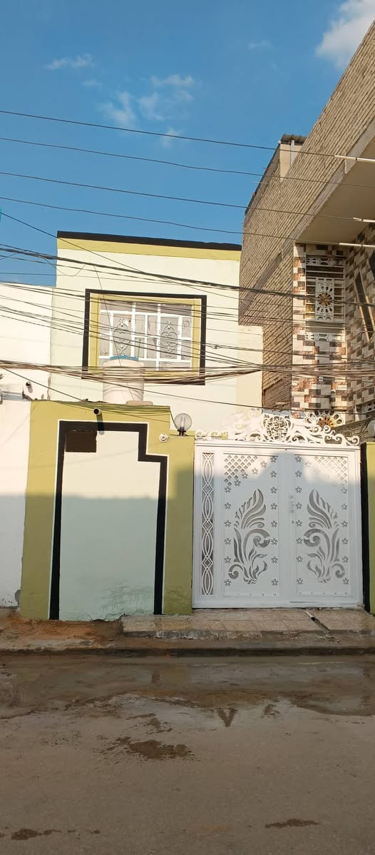 للبيع دار ١٠٠م في حي الوفاء طابق ونص نظيف وفارغ للاستفسار ***********
