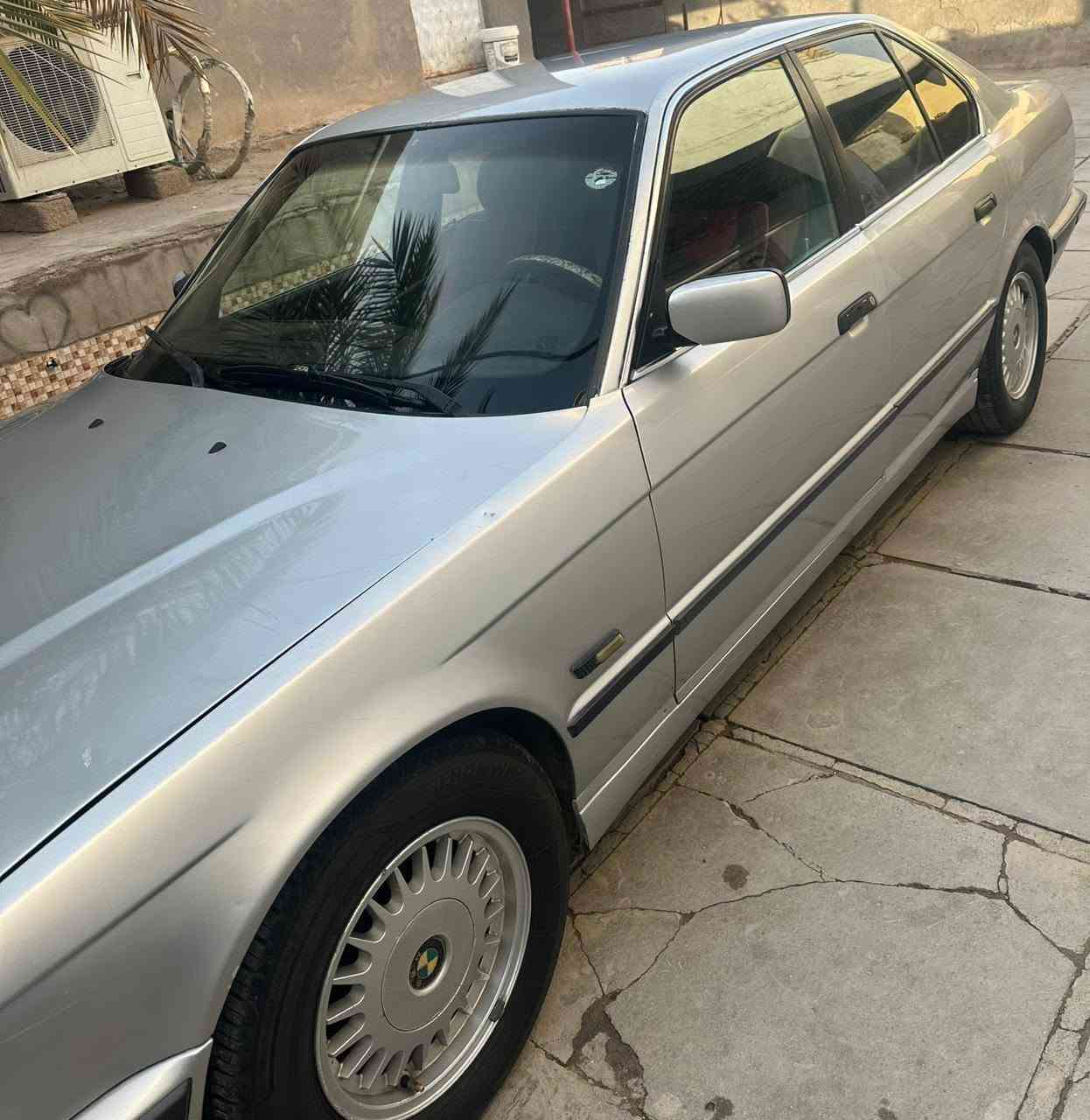 السلام عليكم من رخصة الادمن 
بيع مستعجل بسبب ضرف
بي ام  BMW 525
 مديل 91 مكينه فانوس مسكر رقم اربيل الجديد سنوية لنهاية 2027 
السيارة كفاله محرك وكير وحدادة تخم تاير وتبريد ثلج ❄️ كهربائيات كلهة شغاله الله شاهد السيارة مال بيت متعوب عليه هواي جاهزة من كلشي بدون ضربة اترايك ل بغداد شرط 
السعر 60 وبيهة مجال 
رقم الهاتف: *********** واتساب او اتصال 
العنوان : البصرة / قضاء الدير / النشوة
