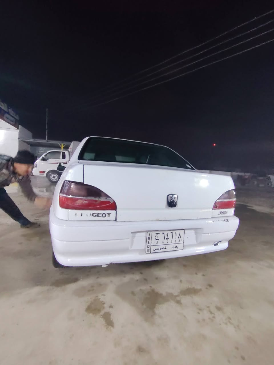 السلام عليكم 
بيجو 306 فرنسي موديل 2001
  رقم بغداد  مشروع وطني 
حرة الشرعي من اسديرة 
سنوية منتهية قبل شهرين
بيها صبغ جاملغات خلفية وقبق صندوگ. ورش بخشم البونيد
كير محرك كهربائيات تبريد تدفئة كلها شرط.. 
كل كهربائياتها بلادي و شغالة 
تواير نص عمر
نقصها.. يرادلها تعمير صدر .. 
السعر 40$ وبيها مجال
مكاني الشرقاط اسديرة وسطى
اتصال ***********
