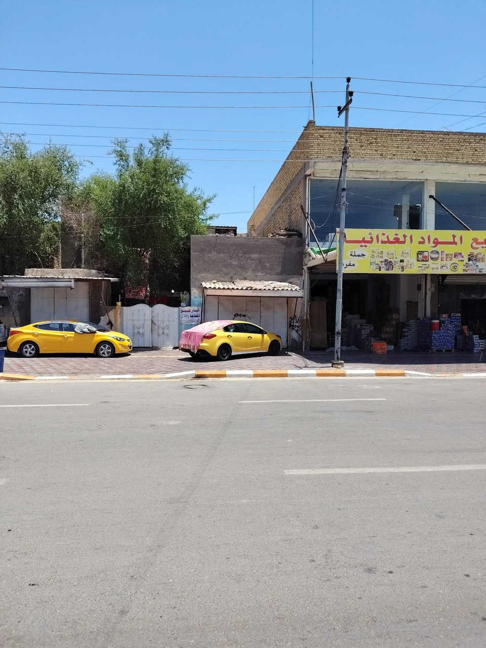 سلام عليكم دار للبيع على شارع سايدين التجاري في منطقة ابو رمانه المساحه ٢٤٠م طابقين وثنين محلات للستفسار الاتصال على الرقم ***********
