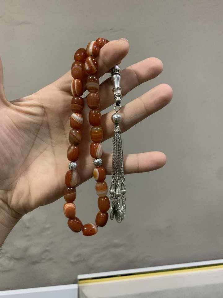 السلام عليكم 
مجموعه من السبح شلعه وحده
سندلوس وفاتوران واحجار طبيعيه كله اصلي
القطعه ب ( 5 ) توصيل موجود مجاني مكاني مدينه الصدر ***********
