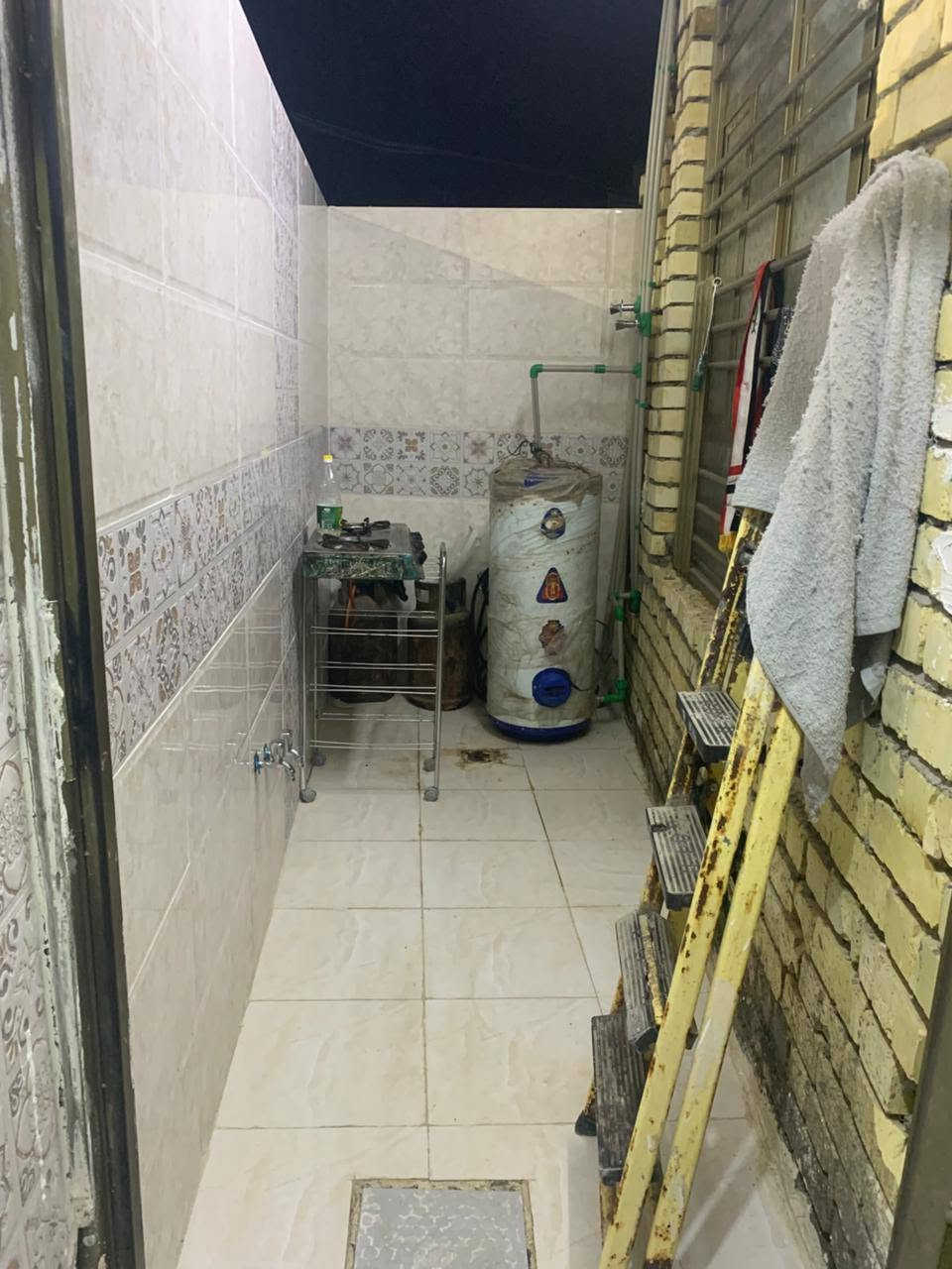 الدار البيع المساحه ١٠٠متر مربع الواجه7 والنزال١٥ السريدات الجديده المربع الثالث شارع منصور السند ١١٧طابق وآحد يحتاجله بيتونه وستاره الرقم ***********
