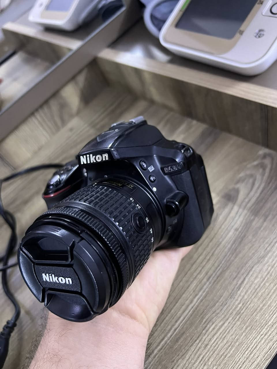 كاميرا نيكون دي5300 وايفاي
الملحقات 
جنطه
شاحنة و بطاريه عدد ٢ 
عدسه ٥٥-١٨ 
رام ٦٤
المكان بغداد الغدير ***********
