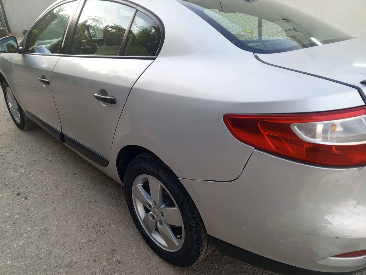 من رخصة الادمن المحترم سيارة رينو للبيع موديل ١٣ السيارة نضيفة وحلوة مكينه ١٨٠٠عنوانالسيارة النجف الأشرف اني مكلف بالنشر ورقم صاحب *********** السعر ٦٥وبيها مجال
