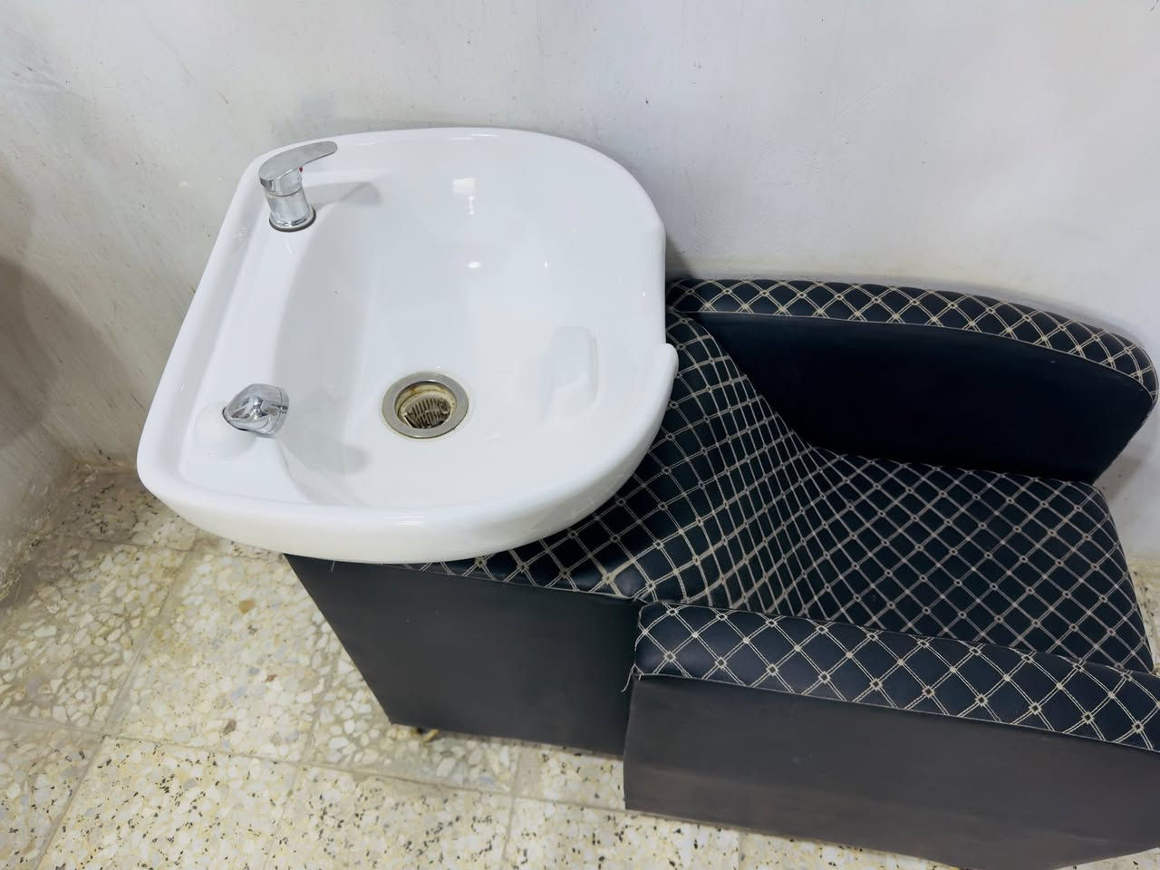 سلام عليكم للبيع مغسلة رأس اتسخدم جداً قليل 140وبيه مجال بسيط ***********
