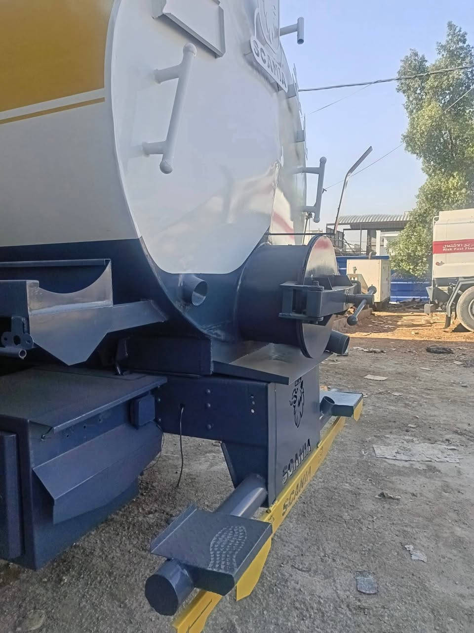 السلام عليكم ورحمه الله سكانيا بومه 2004 ام نازل تانكي جديد 16,000 تخم طاير جديد تبريد تدفئه❄️❄️🥶
موتور 55 سحبوا دفع زوج باتريات جدد سنويه تنكر 30
سياره كامله كمال لله جاهزه للشغل رقم الهاتف)(*********** ماكينه ام نازل
