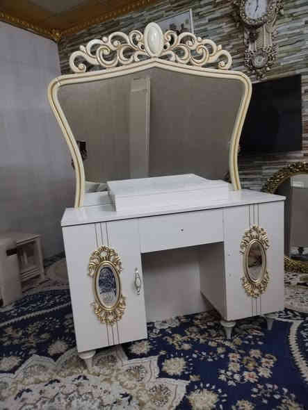 تخت ومیزتوالیت نظيف جدآ
واتس . ***********
