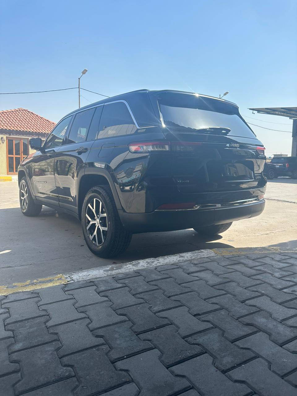 السلام عليكم
جيب كراند شيروكي
الموديل 2023
لون اسود
بدون رقم وكالة خاصة 
تترقم جميع المحافظات 
4x4
حجم المحرك 6 سلندر
V6
5راكب 

مواصفات 
شاشة
تحكم استيرن
كشنات حضن
تدفئة تبريد 
باقي المواصفات معروفه

وارد امريكي
حادثها فقط التاير واكع بدون اي ضرر
وايرباك الدركه ضارب 

وبالعراق الچاملغ الخلفي 
كد شبر بيه بارد وكلير بدون معجون
ولا كص كلش خفيف 

كاملة السيارة للاخير ان شاء الله
وما ناقصها شي 
كير محرك 
تبريد
حدادة
تايرات 
كل شي جديد 
ماشية 80 الف كيلو 

موقع السيارة 📍
البصرة مدينة السعفة او الجمعيات
شارع 60

للاستفسار
***********
