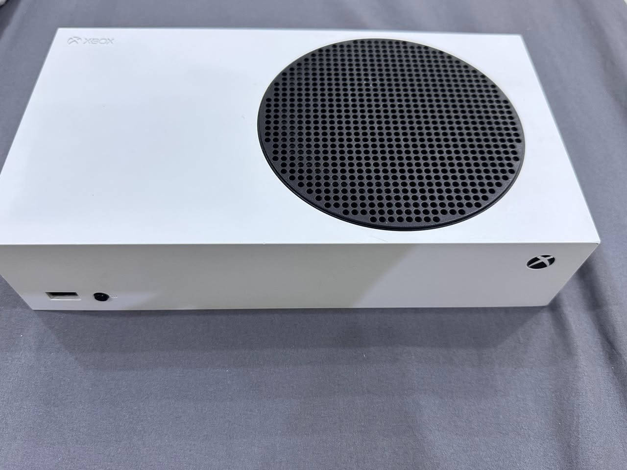 اكس بوكس سيريس اس ابيض
الحالة نضيف 100% 
مدة الاستعمال سنة 
يحتوي على يدة اصلية وسلك تشغيل 
و سلك ربط HD للتلفاز مع سلك انترنت LAN
ملاحظة :بدون باكيت
السعر 330 الف وبي مجال للطيبين 
للتواصل ***********
البصرة المعقل
