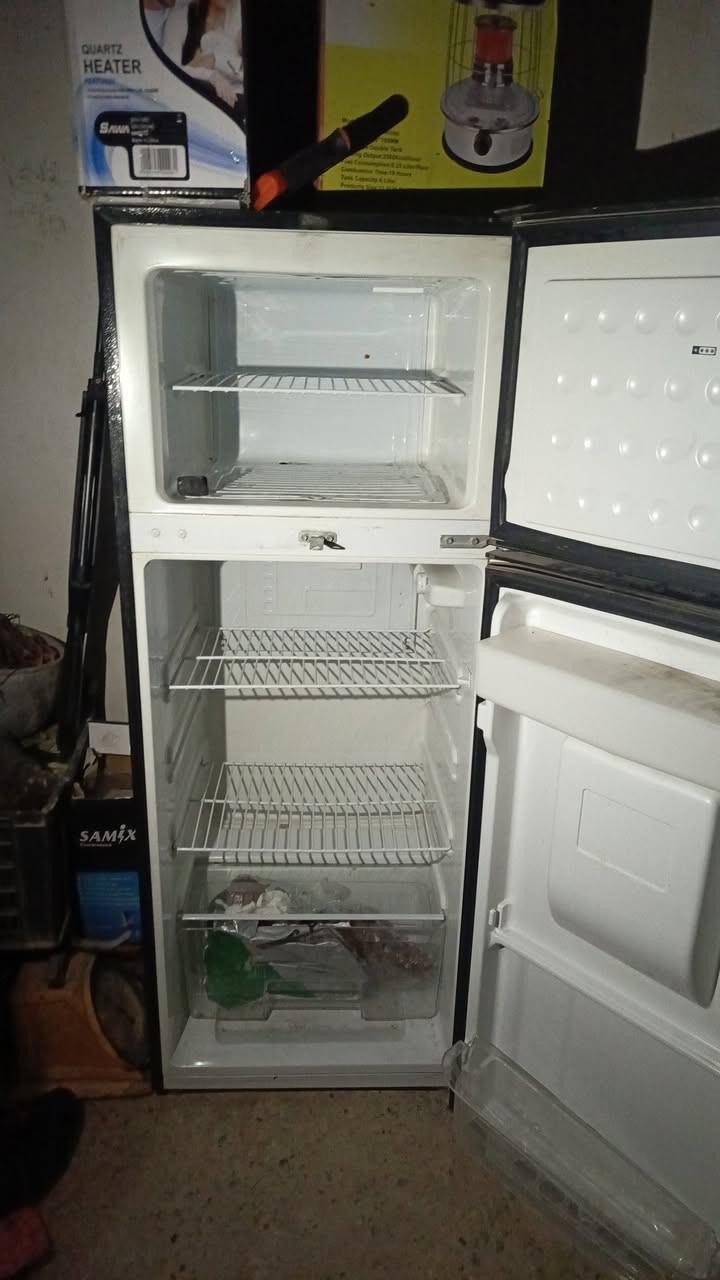 ثلاجه متوسطه الحجم للبيع ماطورها محروك...
وغساله اوتماتيك نضيفه جدا السعر   110ثنينهن


**إذا كنت صاحب هذا الإعلان وتريد حذفه لأي سبب، رجاءا أرسل رسالة إلى الدعم الفني**