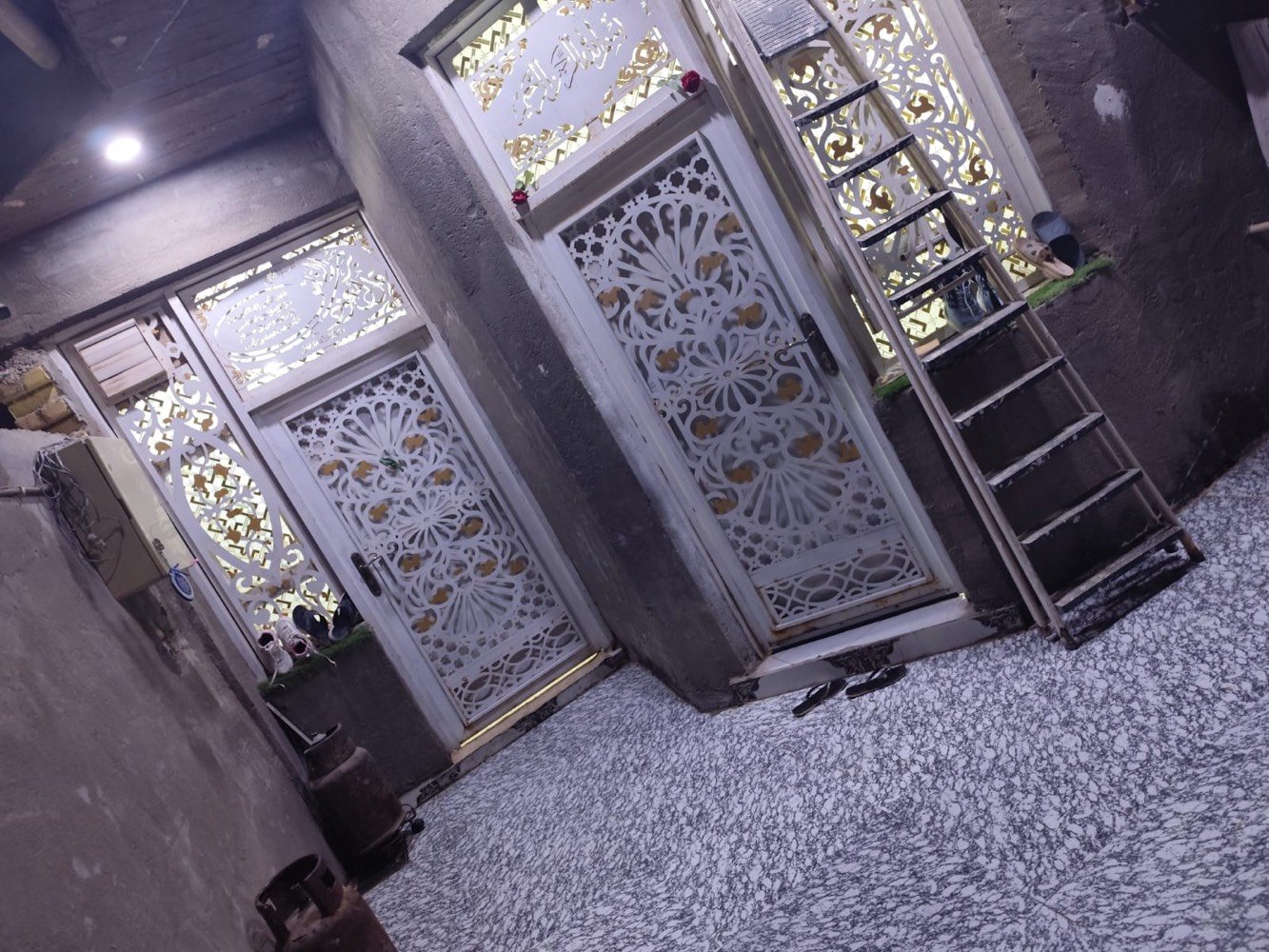 بيت للبيع الناصريه حي الرسول زراعي مساحه 120يتكون من غرفه5*5وصاله واستقبال ومطبخ وصحيات داخليه وخارجيه على شارع عشرين متر تبليط كافه الخدمات 