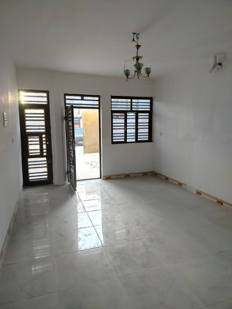 100م للبيع السعر 175 حي الجهاد الاستاذه خلف جامع مديحة الجنابي مقابل الامانه طابق ونص كراج صاله مطبخ 2نوم حمام وتواليت عدد2 سطحيين منطقة نظيفة خدمات كامله اتصال ***********
