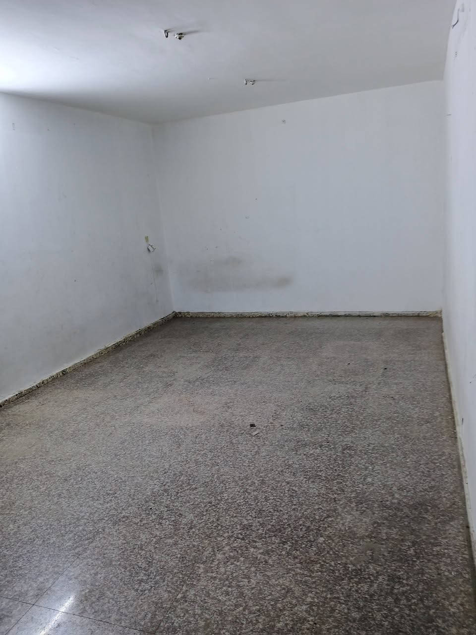 سلام عليكم بيت للايجار بلديات على شارع عام تواصل ***********
