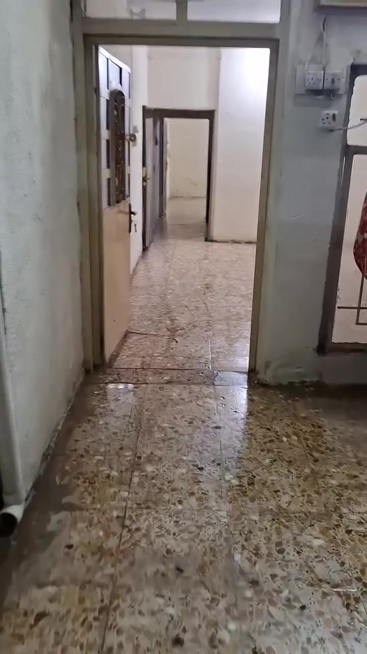 السلام عليكم
بيت للأيجار 80 متر  (٣ غرف نوم ومطبخ وهول وطرمة )
العنوان /حي الجوادين قرب جامع الامام الرضا 
٣ طوابق 
الاول هول + مطبخ + حولي +طرمة وحمام داخلي وخارجي 
الثاني غرفة نوم + غرفة سويت مع حمام داخلي 
الثالث غرفة نوم + سطح 
البيت بي درج داخلي ممكن عزل الطابق الاول عن الثاني 
سعر الايجار 550 الف 
للاستفسار الاتصال على الارقام
***********
***********
البيت حالياً فارغ
