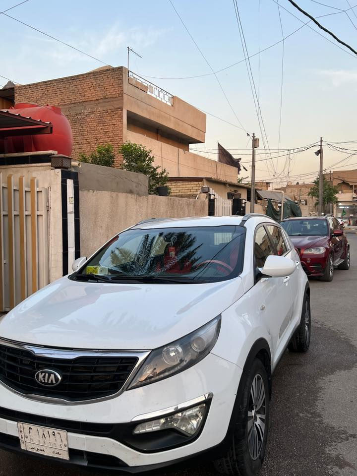 كيا سبورتج خليجي 
موديل 2015 
مواصفات عاديه 
اللون ابيض صدفي 
كشن مخمل 
تحكم ستيرن
بيها صبغ جاملغ امامي اثر طخه خفيفه 
محرك مبدل جديد 
السياره نظيفه استخدام شخصي 
السعر 145وبيها مجال بسيط  ان شاء الله 
مكاني بغداد مدينه الحريه 
باسمي تحويل ثاني يوم 
رقم الهاتف ***********
