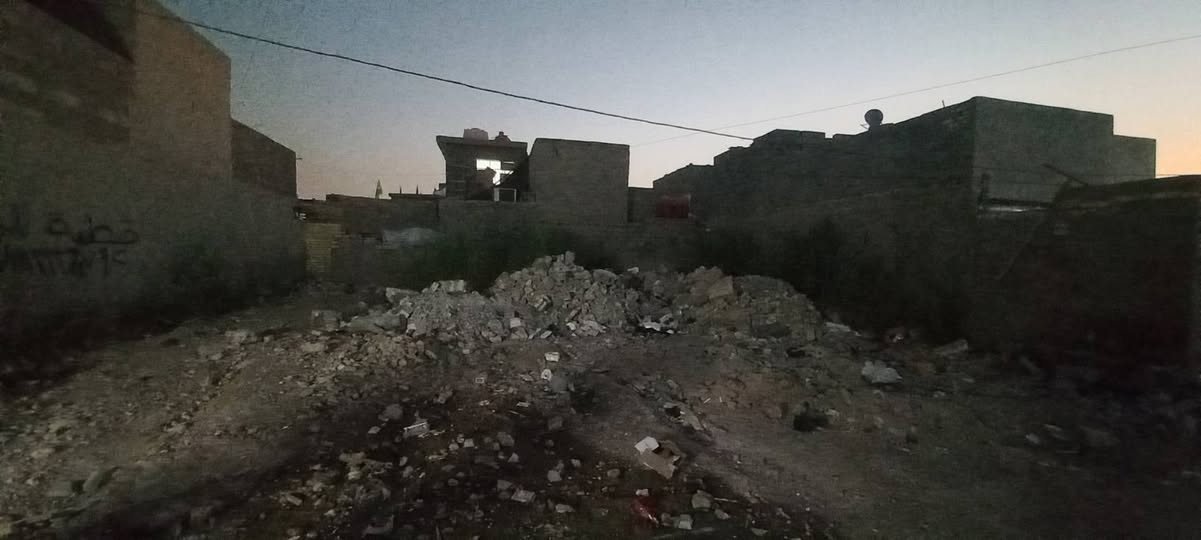سلام عليكم قطعه أرض للبيع بالحميديه قرب مدرسه المزايا مساحه 220متر تريد كامله ابيعلك تريد نص ابيعلك وبخدمه شراي ***********
