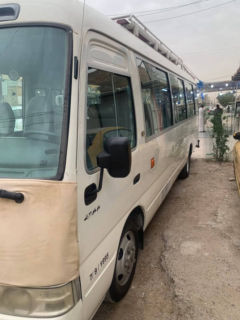 كوستر ١٦ مراوس فقط ناصيه موديل ١٠ أو ١١ تفةصيل السياره زركه ومصبوغه أبيض الصبغ الابيض يتنضف السياره مصبوغه بدون سقل كير مكينه كفاله الاكسل بدايه  منضومه غاز دروعه سيبايه مكاني بغداد المدينه *********** أي سياره بيه صبغ مو مشكله
