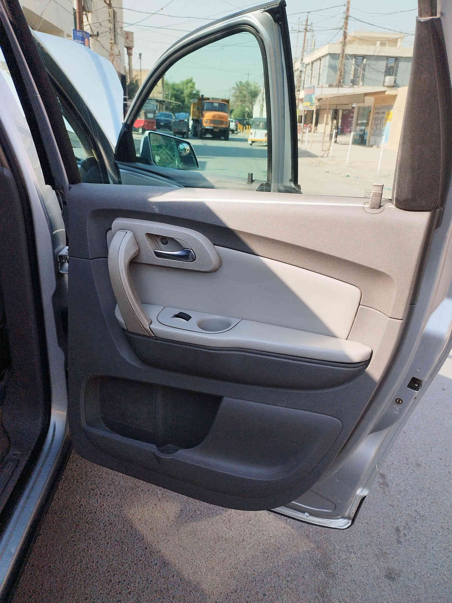 السلام عليكم....شوفرليت ترافرس موديل 2009..
رقم بغداد سيارة بدون اي نقص نظافة كاملة...
كير ومحرك وكهرباء مع الصدر حالة جيدة جدا.
تبريد 3 قطع.
كشنات كهربائية جلد وبيها تدفئة
السيارة باسمي تحويل ثاني يوم.
السعر 90$...بيها مجال بسيط جدا.
العنوان... الدورة حي آسيا.
للاستفسار الاتصال ***********
