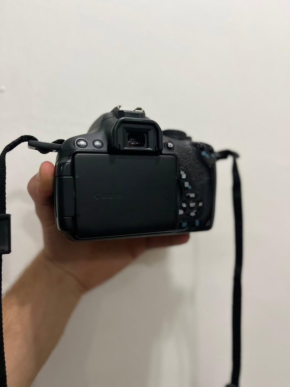 �🔥 فرصة لا تفوت – طقم تصوير احترافي Canon 700D + عدسة L 🔴

📷 للمصورين الجادين فقط… طقم كامل جاهز شغل مباشر بدون أي نقص!

إذا تريد تدخل مجال التصوير أو تطور شغلك بسرعة، هذا الطقم يوفر عليك شراء كلشي قطعة قطعة 👇

⸻

🔥 مكونات الطقم:

📷 Canon EOS 700D نظيفة جداً + شتر قليل
🔴 عدسة احترافية أصلية Canon 24-105mm f/4L (رنك أحمر)
🔋 بطارية أصلية Canon
⚡ شاحن أصلي
🎒 جنطة كاميرا
🔗 حزام كاميرا
💾 كارت ذاكرة 64GB
📥 قارئ/ناقل صور

⸻

⭐ ليش هذا الطقم مميز؟

✔️ نظافة عالية جداً وكأنه شبه جديد
✔️ العدسة L تعطيك جودة احترافية حقيقية
✔️ مناسب تصوير بورتريه / مناسبات / فيديو / ريلز
✔️ جاهز شغل مباشرة بدون أي صرف إضافي
✔️ طقم متكامل للمصور اللي يريد يبدأ صح

⸻

💰 السعر:

🔥 1,100,000 دينار عراقي (قابل للتفاوض للجادين فقط)

⸻

⚠️ ملاحظة مهمة:

الطقم نظيف ومجرب ومناسب لأي شخص يريد يبدأ شغل تصوير أو يطور مستواه بسرعة بدون تعقيد

⸻

📍 المكان:

ديالى بعقوبة يوجد توصيل

⸻

📩 للتواصل:

خاص موجود – الجادين فقط
*********** يوجد في واتساب
