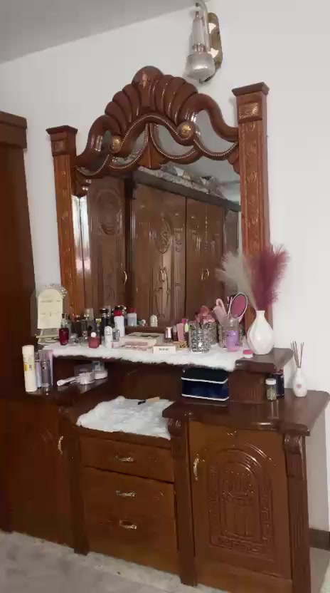 غرفه نوم للبيع سعرها مليون صار ٨ أشهر من ماخذها نضافه ١٠٠ بل ميه *********** الغرفه بعدها جديده
