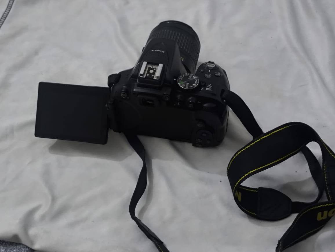 سلام عليكم: شباب كاميرا 5300 نيكون نضيفه مثل ما موضح امامكم  الكاميرا مابيها اي شي للبيع 
الملحقات 
حزام 
بطاريه وحده 
شاحنه 
الستاند 
نك مايك بويا الاصلي 
كيبل نقل الصور 
السعر 370 وبيهه مجال بسيط للطيبين 
مكاني الانبار الفلوجه وجه لوجه


**إذا كنت صاحب هذا الإعلان وتريد حذفه لأي سبب، رجاءا أرسل رسالة إلى الدعم الفني**
