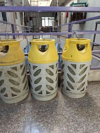 مكلف بالنشر / متوفر دبتين غاز بلاستك اصفر/ المكان بغداد / غير متواجد ع...