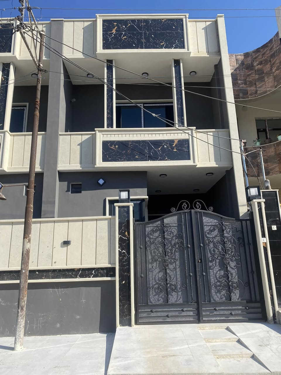 بسم الله الرحمن الرحيم 

متاح عقار واحدللبيع في حي الاخاء

مساحه 100 م 
واجهه 5 م 
بناء حديث فول تسليم فوري مفتاح 

طابقين 
الطابق الاول 
غرفة النوم هول استقبال مطبخ صحيات 

طابق الثاني 
3غرف نوم صحيات 
نضام دكتات نضام سبالت 
للاستفسار 
***********
***********
