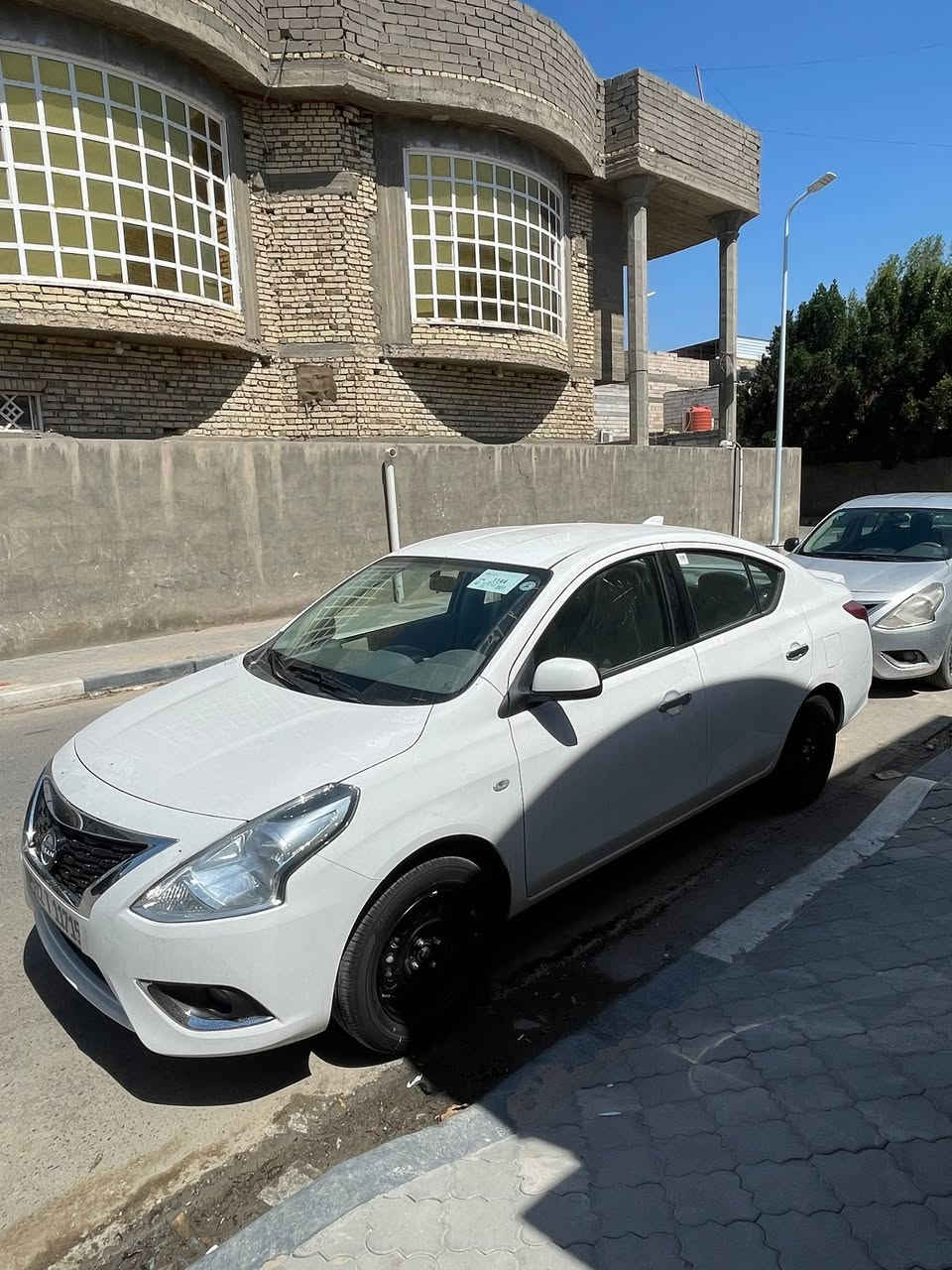 نيسان سني موديل 2024 سياره نضيفه وجديده كلش ماشيه ١٥ الف السياره ضربتها جنطه وجاملغ خلفي والصندوق مبدل ومصلحه وراجعه كامله السعر 115 وبيها مجال ***********
