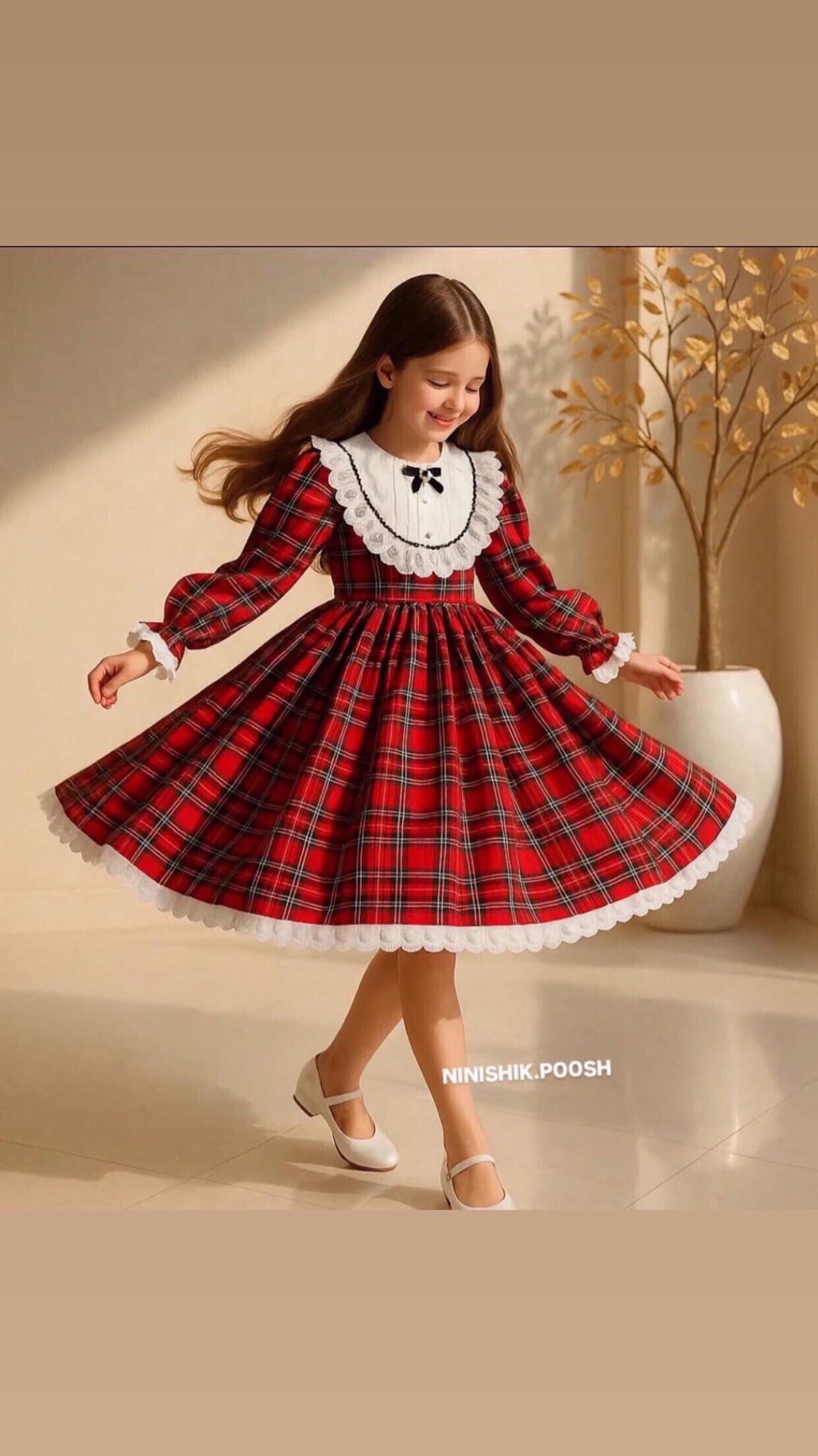 هذا الفستان الجميل يناسب الأطفال للمناسبات الخاصة مثل الاعياد وحفلات الكريسماس. مصنوع بدقة من القماش التركي، يتميز بتصميمه الكلاسيكي بنقشة الكاروهات الأحمر مع لمسات من الدانتيل الأبيض عند الياقة والأطراف. الفستان مزود بقوس أسود صغير لإضفاء لمسة إضافية من الأناقة.