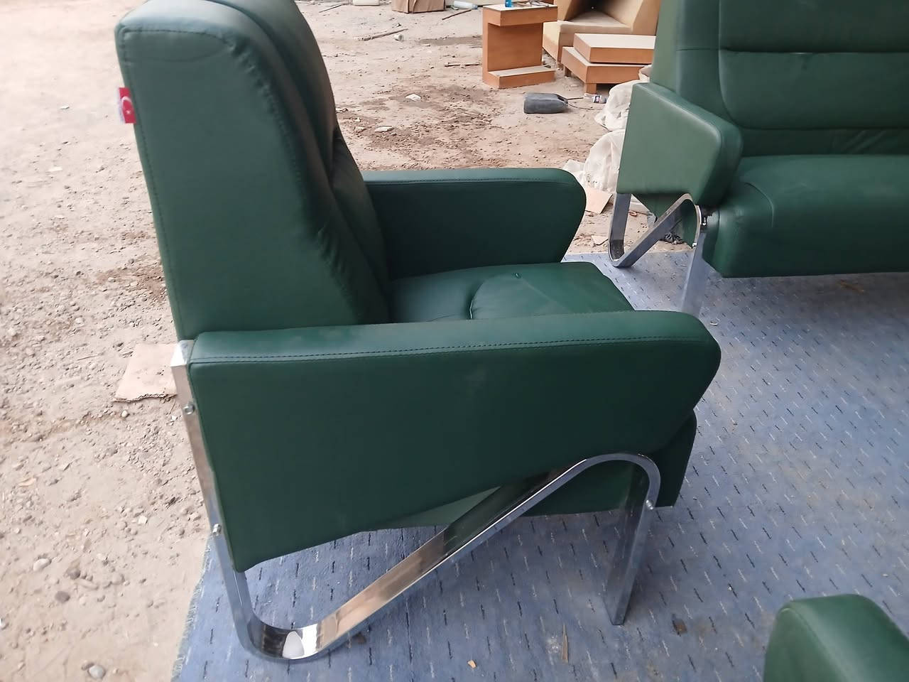 تخم ٧مقاعد جلد ماركه اصليه تركي نظيف جدا جدا مقاعد سبرنك اسفنج سوفت طبي مغلف بديباج ارجل سل ستيل المراسله خاص او واتس اب توصيل بغدادفقط ***********
