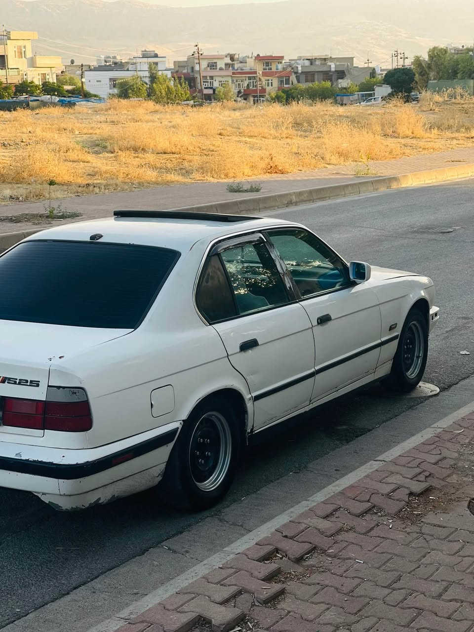 BMW مۆدێل ١٩٩٣ ٥٢٠ گێڕعادی سڵایت مەکینە کەپس ٤ جام کارەبا ئارمی سلێمانی ئەسڵ بەشەرت چوار تایەو ویلی باشی لە ژێرە سەیارەکە کامل بە شەرەت گێڕو مەکینەی بەشەرەت ئارمو ئەوەلیاتی بە شەرەت کارەبایی هەمووی ئیش ئەکات ماڵی دۆستە🇩🇪 
*********** السليمانية, العراق
