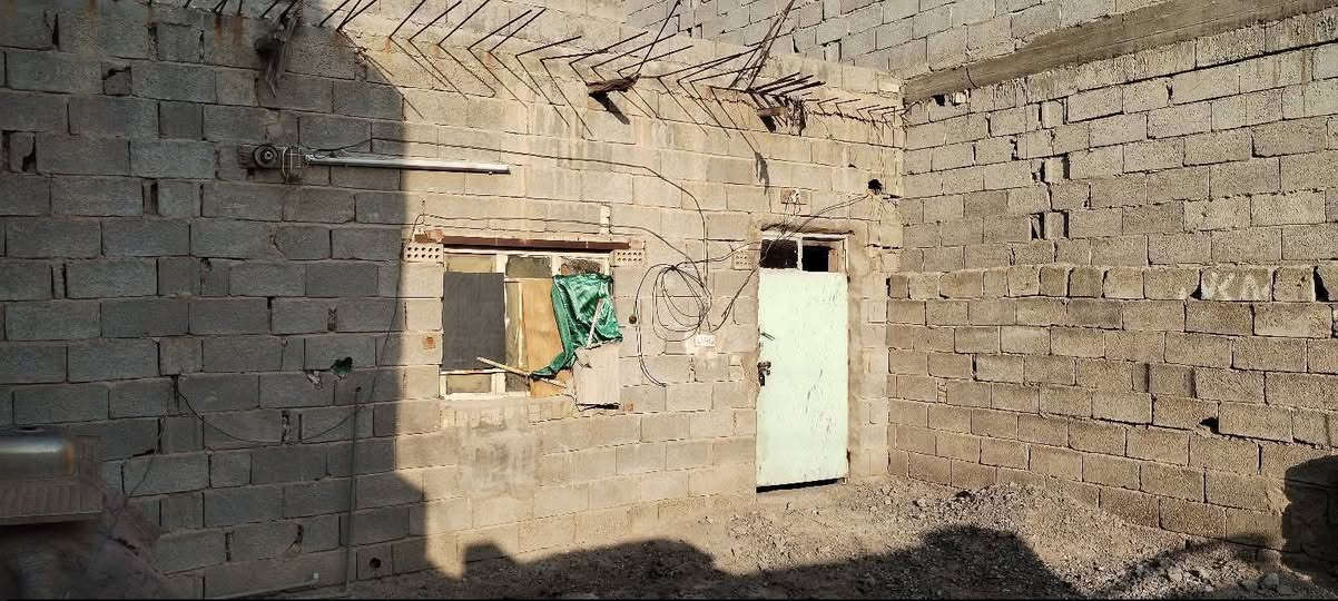 بيت للبيع نهاية شارع المصرف
 قرب شبكة ابو اسماعيل على اليسار 
البيت يحتاجلة ترميم وترتيب
 مثل ما موضح بالفيديو 
المساحة 120  الواجهه 7  عقد 25 زراعي
 لمعرفة السعر اتصل على الواتساب  الرقم »  ***********   وبسعر مناسب جدا .
شارع تبليط ماء مجاري خدمات متوفرة
