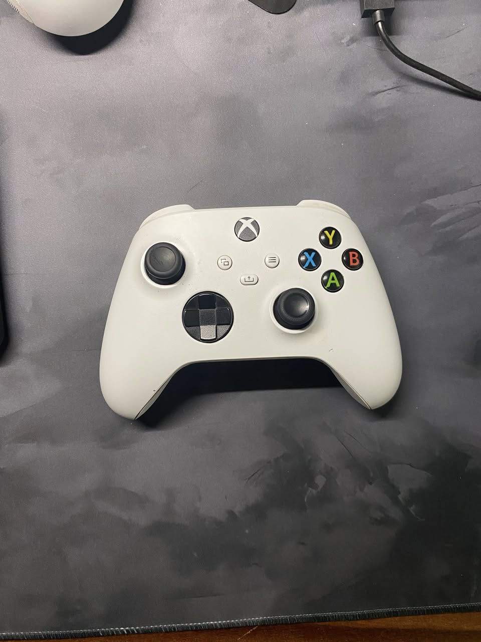 سلام عليكم اكس بوكس سيرير اس نضيف جدا استخدام شهر انتاج 2023 نضافه عاليه لون الجويستك ابيض وبيه ضمان 4 اشهر و صل موجود  وكل غراضه كامله يجي ويا حساب العاب وياه هديه قاعده بطاريه شحن  سعره 410 وبي مجال مكاني كركوك وعندي توصيل وهاذ رقمي ***********
