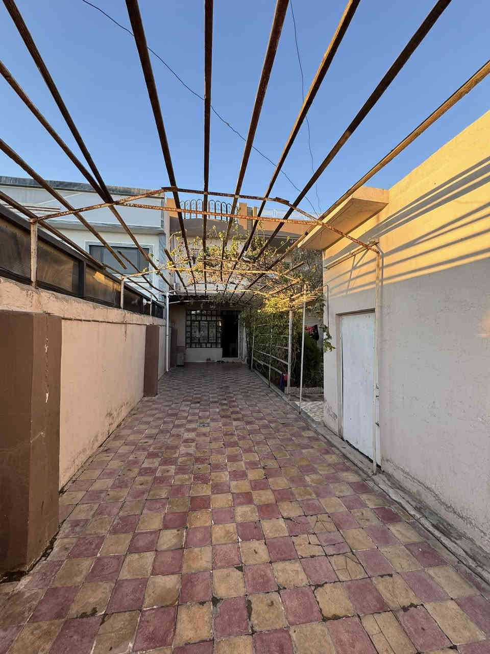 //عرض 🔥 عرض وبسعر ارض \\
السلام عليكم 
بيت 🏠للبيع بسعر ارض ممكن بيع قطعه من العقار 🏠
📍موصل حي العربي سايدين حي العربي 📍
مساحة الدار 649 م 
واجها 20م
( البيت اتجاه قبلة شروق )
مواصفات البيت 👇
البيت طابقين 🏠
الطابق الاول1️⃣ غرفتين نوم/هول/غرفة طعام/استقبال/ مطبخ عدد ثين / حديقه /صحيات داخل وخارج / كراج

الطابق الثاني 2️⃣ (6) غرف نوم سته /هول / صحيات / مطبخ/ 
البيت صالح للسكن وبي عائله ساكنه ! 
((بسعر ارض بسعر ارض بسعر ارض))
ملاحضة الدار بي محلات ثنين عل شارع 🏠
✅✅✅✅✅✅✅✅
للاستفسار مراسلة الصفحه او الاتصال 
☎️☎️☎️☎️☎️☎️☎️☎️☎️☎️☎️
📱📞***********
📱📞***********
نستقبل عروضكم العقاريه عبره مراسلة الصفحه او الاتصال
عنوان المكتب📍موصل سايدين حي البعث
