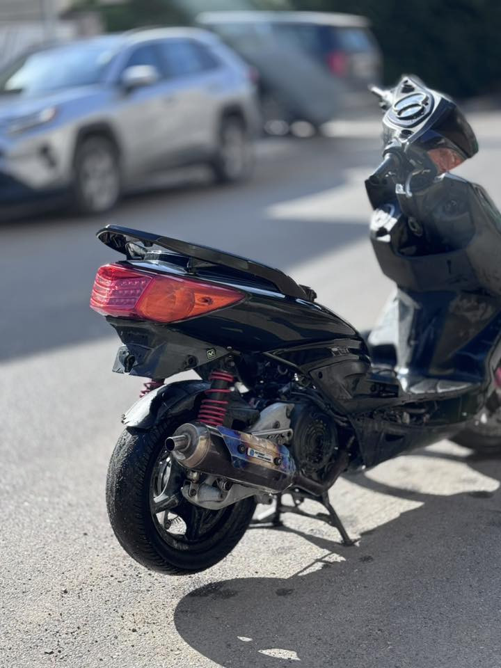 سلام عليكم شباب 
دراجه :سكنس فحل طلاعات كولد نوزل 
دراجه خير من الله دراجه شغاله مكينه وكهربائيت مكينه كفاله عامه من التنقيص والتبخير 
بيه نواقص 
1ترايش زوج 
2تايره الخلفي طاك انطيك واحد وياه جديد 
3راس ابلك 
4براغي صالنصه 
التزويد 
1صدر امامي Dyكرزي 
2جاملغ اماي رياضي اصلي 
3سلف رياضي 
4صالنصه رياضي 
مكاني بغداد شارع فلسطين 
الستفسار :*********** :ممتواجد خاص خابر وتدلل 
السعر 💸💵:700الف وبيه جال للشراي
