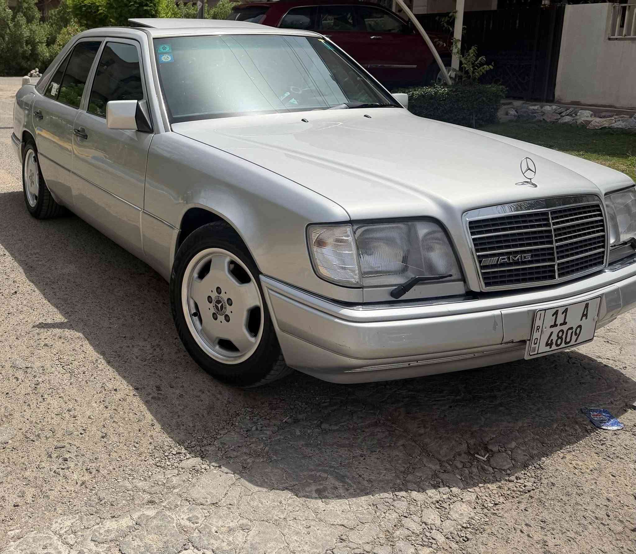 السلام عليكم شباب
مارسدس بيبي 1993 
سياره جديده بمعنه الكلمه 
تبريد ثلج 
حماوه خير من الله 
تخم تايرات 
مكينه وكير مكفولات 
مكينه 320  خراطيم 
داخل السياره جديد 
سياره بدون نقص 
بسمي تحويل مباشر 
مشروع وطني هزه جديده 
سياره خير من الله 
بدون كول نقص
كشنات كهرباء 
فتحه طكتين 
السعر 125 وبيهه مجال 
رقم مميز 
*********** 
مكاني بغداد شارع الربيعي 
تحياتي للجميع
