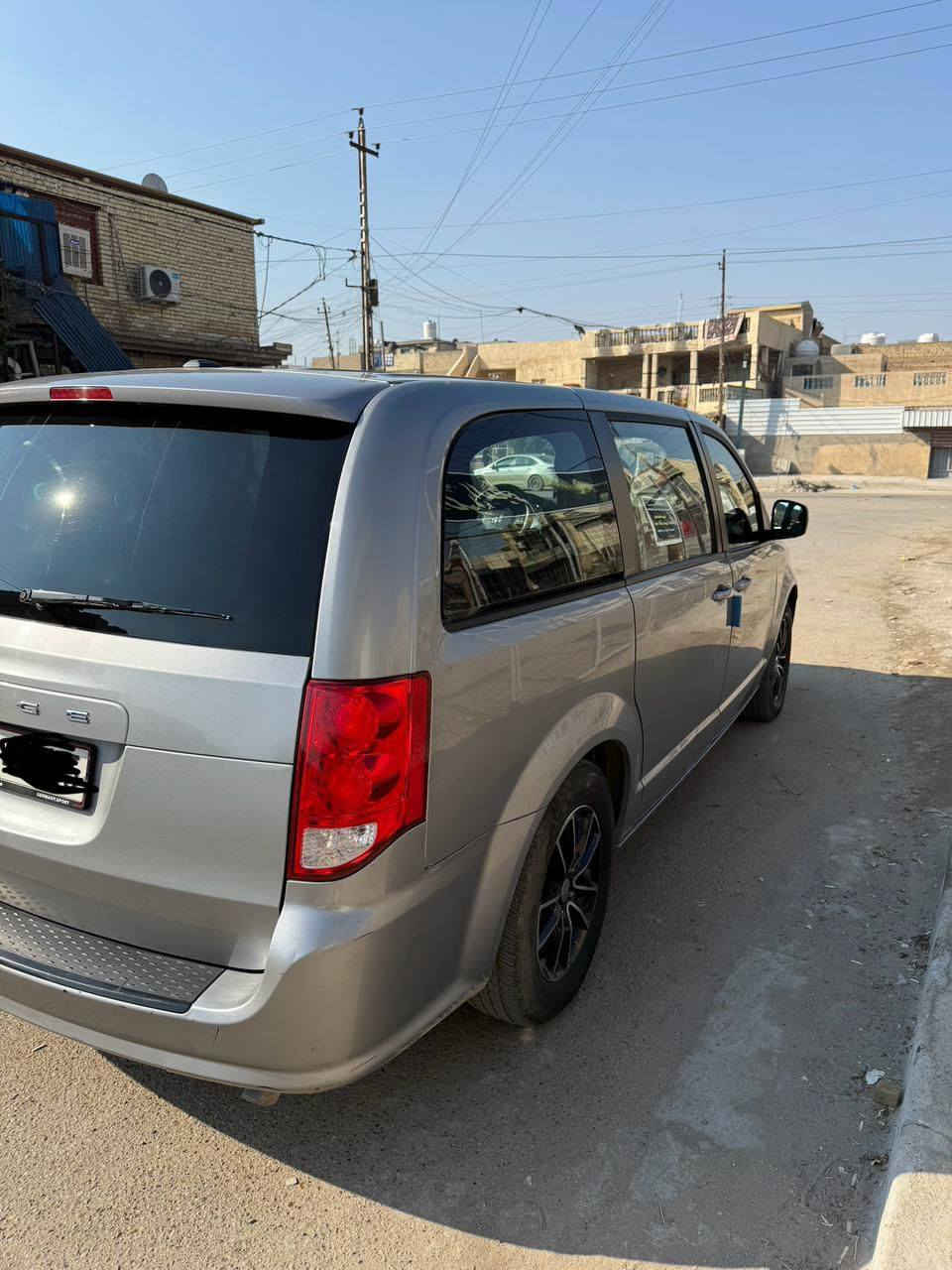 دوج كرفان
موديل 2018 
رقم اربيل باسمي
سيارة نظيفة استخدام شخصي 
ماشيه 95 الف ميل
محرك كير تبريد مكفولات
غرفة السيارة على وضع الشركة نظيفة كلش
بيه الجاملغ الامامي عكس السايق مبدل ومصبوغ بالخارج فقط

السعر 160 ورقة بيه مجال قليل
مكان السيارة - بغداد - البياع - تقاطع درويش
*********** موجود واتساب

