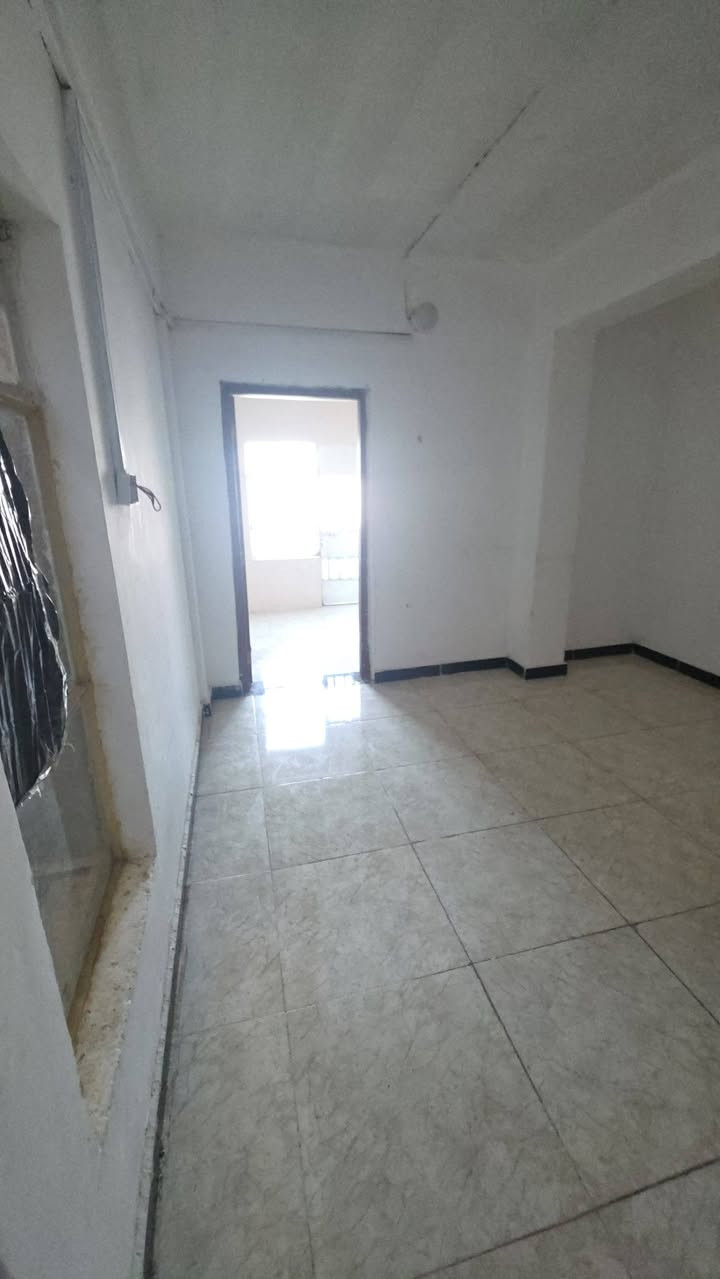 شقق للأيجار على الشارع التجاري مقابل معهد النفط طابق أول وليس ارضي وطابق ثاني
غرفتين+ صالة +مطبخ+صحيات
الايجار  حسب حجم الشقة والطابق 
350,000 
400,000
450,000
500,000

***********
