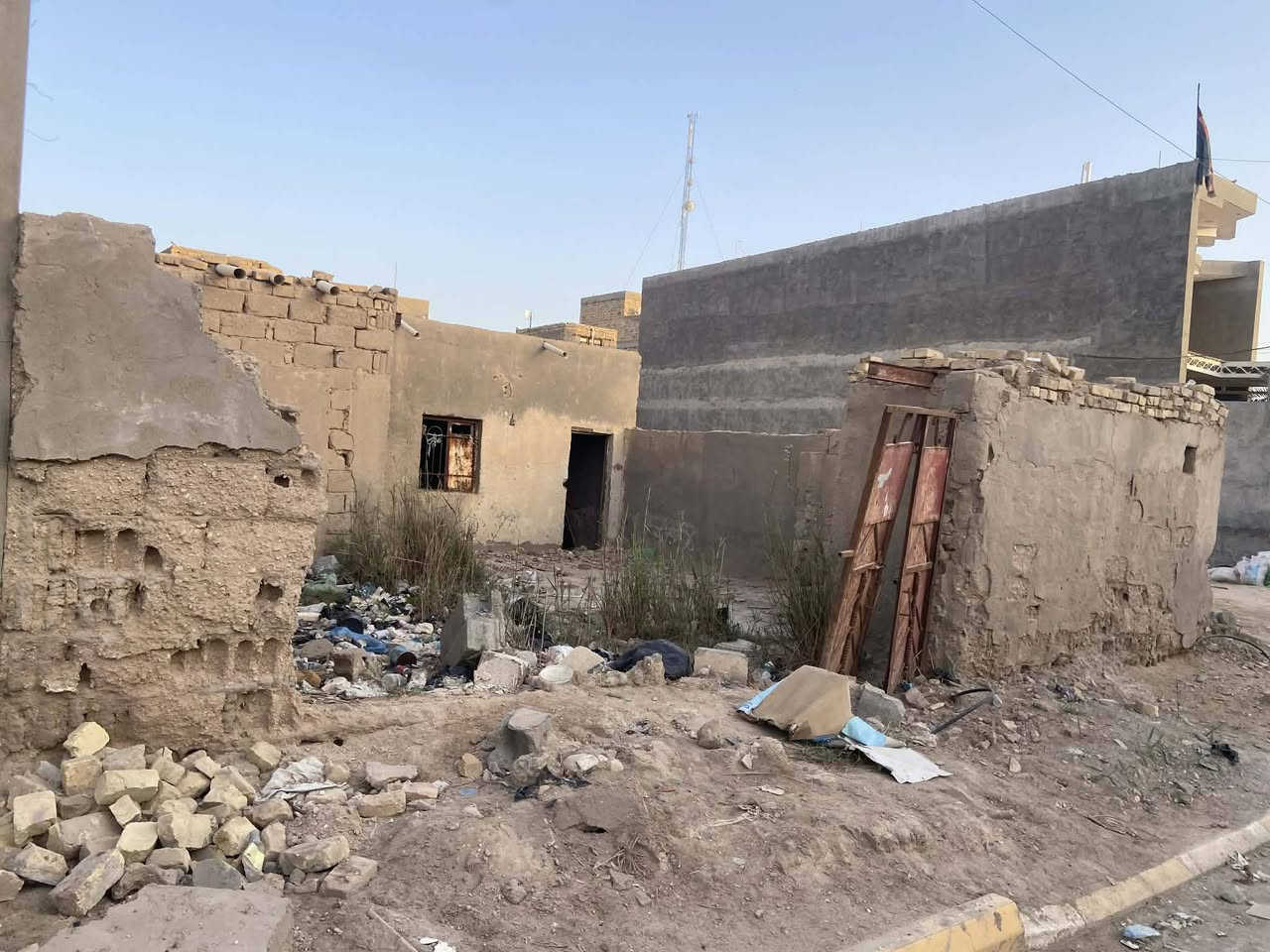 السلام عليكم بيت للبيع بناء قديم اعتباره قطعه ارض 
طابو صرف المساحه ١٠٨م العنوان حي الامام الرضا (ع) قرب محلات ابو شلال يبعد عن الشارع الرئيسي ١٠٠م فرع تبليط جاهز للأستفسار مراسله الصفحه او الاتصال على الرقم ***********.. ***********
