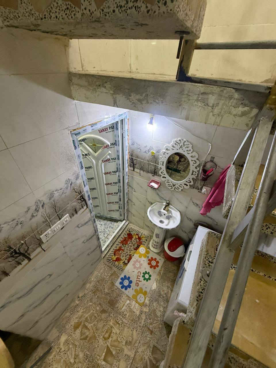 دار ٥٠متر زراعي طابقين للبيع
صالة ومطبخ وحمام بالطابق الأرضي وغرفتين نوم وبالكونة بالطابق الأول وبيتونة تصلح ان تكون غرفه نوم وسطحين 
بيت سعيد سند ٢٥
السعر ١١٨ مليون بي مجال بسيط 
للإستفسار الاتصال على الأرقام 
***********
***********
او مراجعة مكتب العبيدي للوساطة العقارية مقابل مدرسة فهمي سعيد
