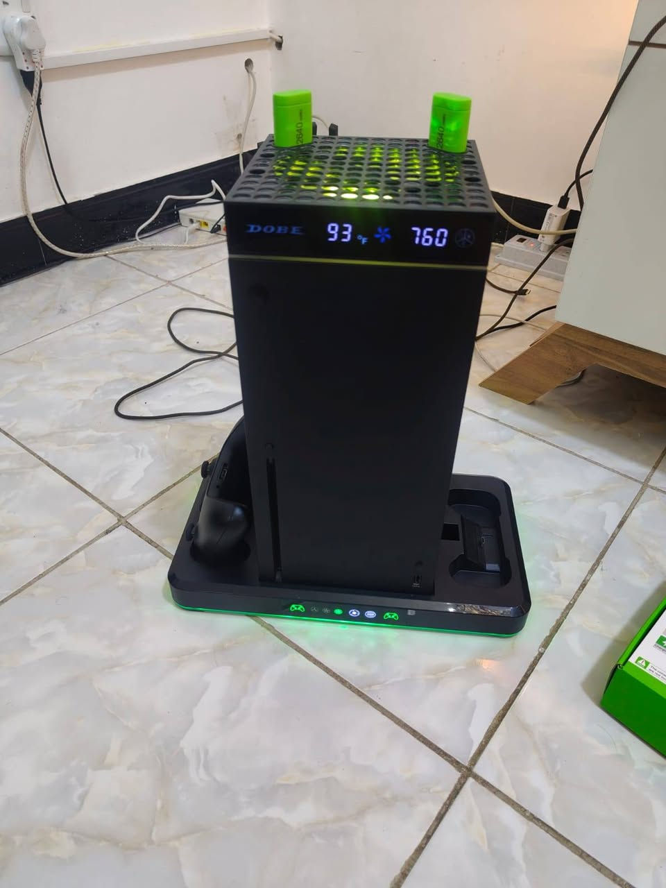 عندي جهاز Xbox Series X للبيع، الجهاز فول نظافة  100%
🌟 الملحقات المرفقة مع الجهاز:
قاعدة تبريد وشحن متعددة الوظائف من شركة DOBE 

إضاءة RGB ممتازة تنطي شكل كلش حلو للجهاز 

3 مستويات لسرعة التبريد للحفاظ على سلامة الجهاز.
شحن سريع لليدتين بنفس الوقت.

حامل للمايك / الهيدسيت.

مروحة تبريد إضافية علوية (DOBE Cooling Fan):

مزودة بشاشة رقمية لإظهار درجة الحرارة.
تضمن إخراج السخونة بشكل سلس وأداء مستقر بدون أي تقطيع أو حماوة.

السعر المطلوب: 825 ألف دينار و بيه مجال 
الجهاز باكيج كامل متكامل، ما تحتاج تشتري أي قطعة إضافية أو تخاف عليه من الحماوة 

تفضل خاص او واتساب ***********
