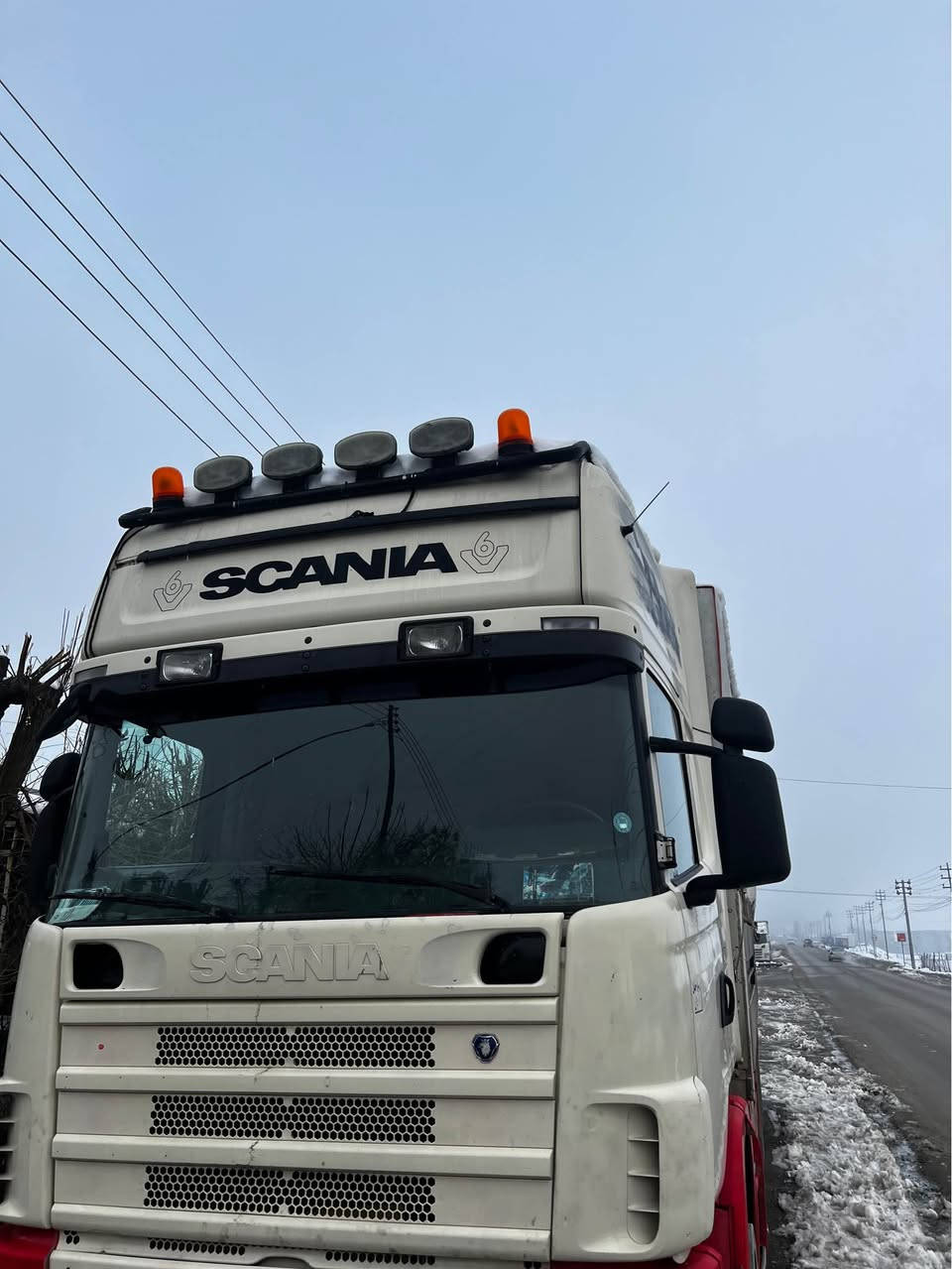 Scania 2003
سيارةكة بي سبوغ دةعامي لو دةعامي بةشةرت
مةكينة انجيك سور ٤٢٠حجم
گير عادية  
بيلاد شانسي دريژ  
 سحال تاك تاية
ريتايدار
روبستونة
رةقةم و سةنةوي نوية
تاي هةمووي نوية 
 گير مةكينة تةبريد ريتايدار بةناو كردن هةمووي بةشةرت  
سعري ٢٣٨ وةرةقة مةجالي تيدا
***********
***********
  كةفالي حاجومةرانيش لةگةل سوران, أربيل
