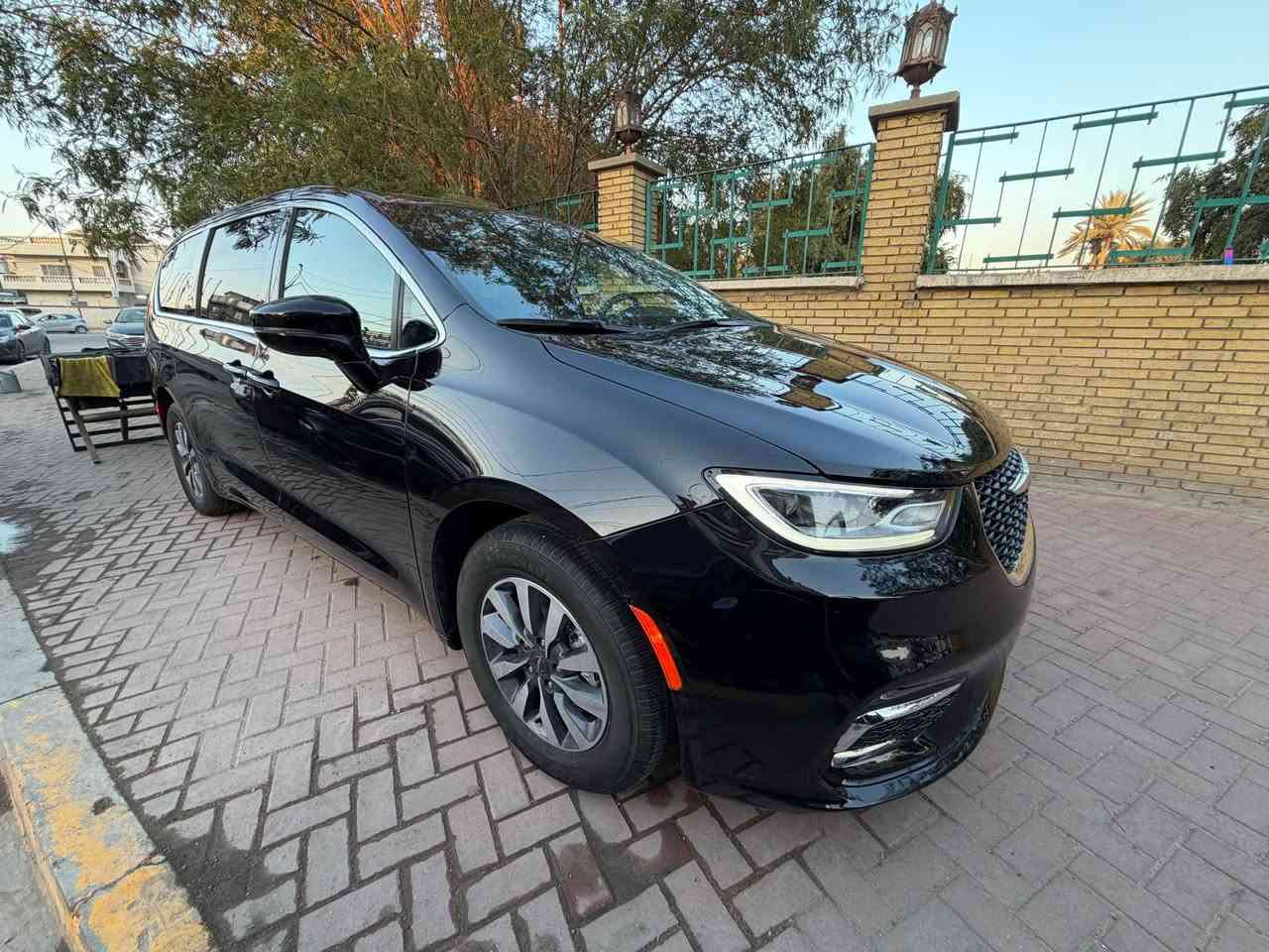 كرايسلر باسفيكا 2025 CHRYSLER PACIFICA HYBRID 
السعر ب240$ 🔥 الرقم مجاني معفي بدون رسوم ✅ 

الحادث كما موضح بالصور … فقط جاملغ بدون ايرباك ✅
بدون دواخل مكفولة من اللغد والشواصي ماشية 17 الف ✅
السيارة على حادثها ممصلحة تشتغل وتمشي بجم كبس ✅

ثلاث أنظمة - هايبرد - بانزين - بلك ان .
موديل 2025 بدون ايرباك ماشية 17 الف فقط ✅

#مواصفات تورنك L فول تجي عدا الفتحة :

1- بصمة تشغيل وابواب بصمة 5
2- هاند بريك بصمة كهربائي
3- محرك 6 سلندر 3600 هايبرد وبانزين بلك ان
4- هيترات بالكشنات
5- رادر امامي وجانبي 
6- بيبان كهرباء ( تحكم ريمونت ) وبصمة أبواب 
7- صندوق كهرباء شفط بصمة 
8- رادار امامي خلفي بريك ذاتي توقف مانع تصادم
9- كشنات جلد VIP منفصل 7 راكب
10- مانع انزلاق 
 11- كشن خزن ميموري حركات 2
12- لايت لد الشكل الجديد 
13- تنبيه الخروج عن المسار 
14- تبريد مركزي ثلاثة قطع منفصل
15- تدفئه كراسي وستيرن تدفئة
16- تحكم استيرن فول 
17- اشاير بالمري وهيترات بالمري
18- تشغيل عن بعد 
19- كير ماوس 
20- مثبت سرعة 
21- منافذ USB و TiBC متعددة خلفية وامامية
22- حاكيات متعددة

سعر مناسب 🔥 240$ ✅ 240$ ✅ 
السيارة تشتغل وتمشي شغل واطلع ✅ 

مكاني الاعظمية للاستفسار اتصل ***********
‏‭ بغداد, العراق
