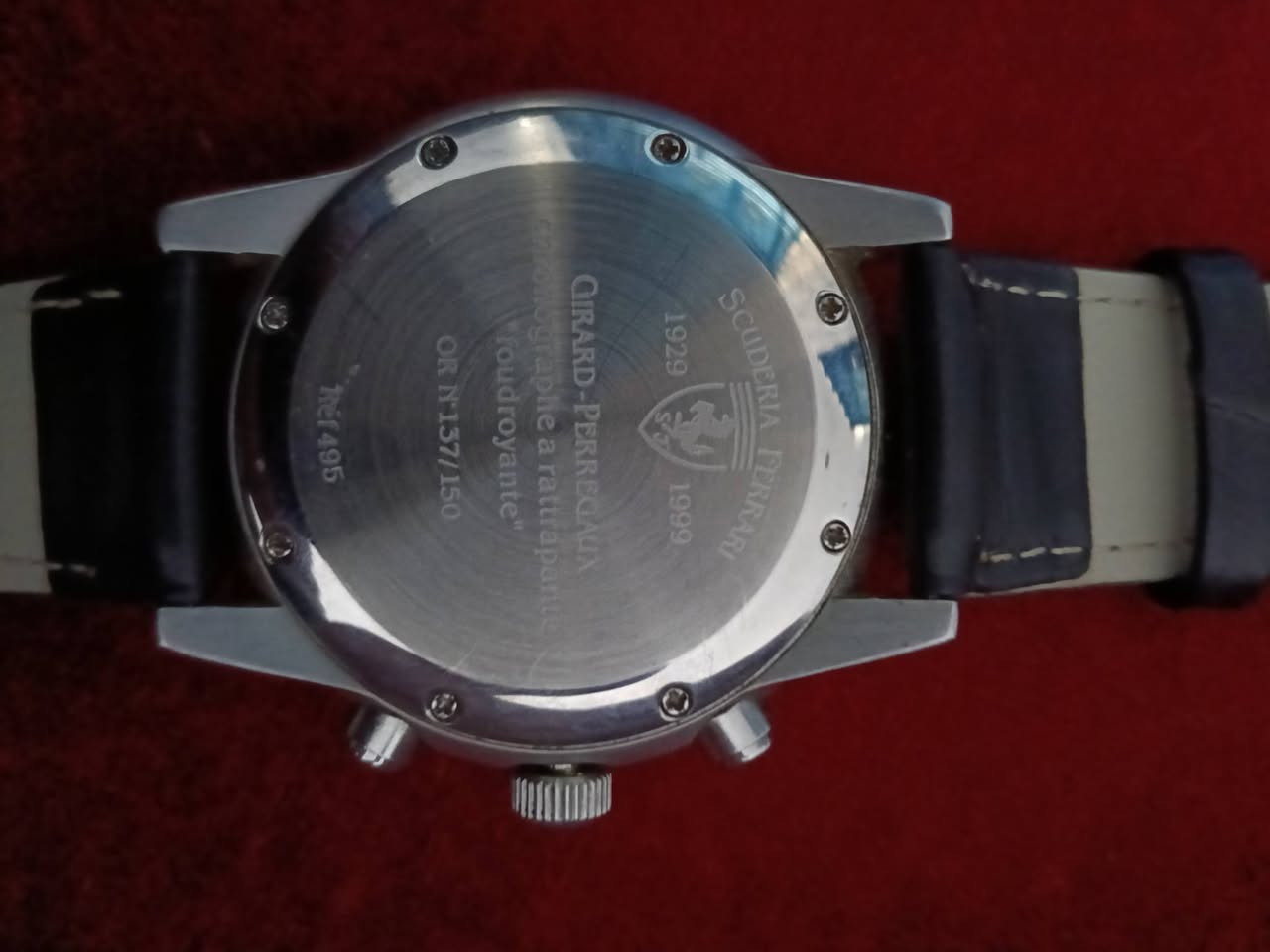 🏎️ للبيع: ساعة Girard-Perregaux إصدار فيراري الخاص (الكرونوغراف)
فرصة نادرة لعشاق الفخامة والتميز لامتلاك قطعة تجمع بين دقة الساعات السويسرية وروح السرعة الإيطالية.
المواصفات الفنية:
العلامة التجارية: Girard-Perregaux بالتعاون مع Ferrari.
الموديل: Chronograph (الرقم المرجعي: 4956).
الحركة: كوارتز  مع وظيفة الكرونوغراف.
الهيكل: ستانلس ستيل عالي الجودة بقطر حوالي 38-40 ملم.
المينا: تصميم رياضي أنيق باللون الأسود مع عدادات كرونوغراف باللون الأحمر وشعار فيراري عند الساعة 12.
الحزام: جلد أسود أنيق يعزز المظهر الكلاسيكي الرياضي.
المميزات: اصدار خاص ومحدود 150/137 
إصدار خاص يمثل التعاون المرموق بين صانع الساعات الفاخرة وأسطورة السيارات.
تصميم يجمع بين الأناقة والرياضية، مناسب للمناسبات الرسمية واليومية.
السعر خاص


**إذا كنت صاحب هذا الإعلان وتريد حذفه لأي سبب، رجاءا أرسل رسالة إلى الدعم الفني**