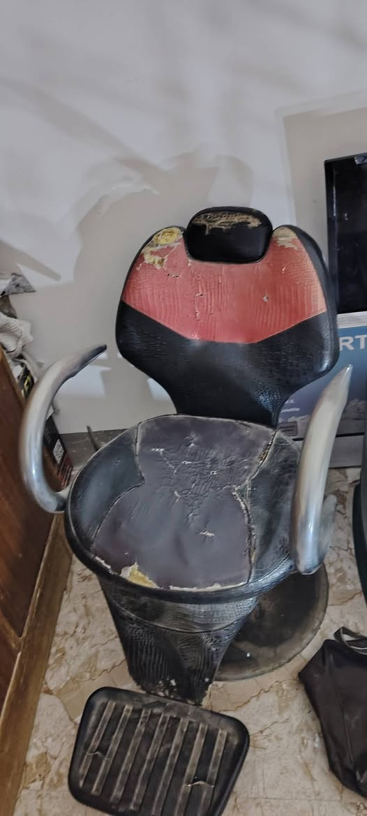 السلام عليكم غراض محل حلاقه نضيفات كلش بس لكرسي شويه مامرتب للاستفسار اتصل ***********
